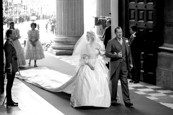 Lady Diana (et son père) le jour de son mariage avec le prince Charles, en 1981, à Londres.