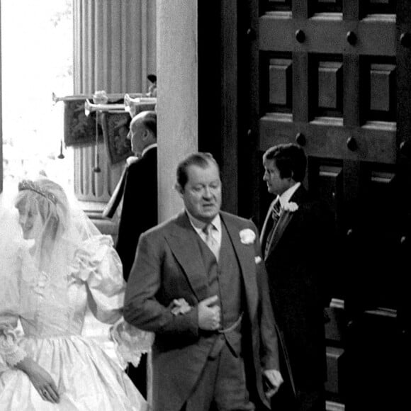 Lady Diana (et son père) le jour de son mariage avec le prince Charles, en 1981, à Londres.