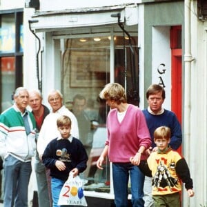 Diana et ses fils, William et Harry, à Londres.