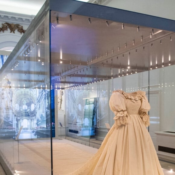 La robe de mariée de la princesse Diana exposée à l'exposition "Royal Style In The Making" au palais de Kensington à Londres, Royaume Uni, le 2 juin 2021.