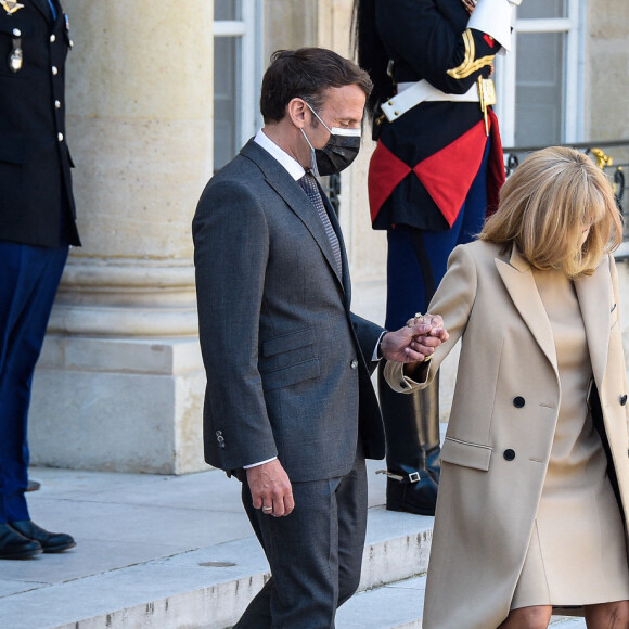 Le président de la République française, Emmanuel Macron et sa femme, la première Dame, Brigitte Macron reçoivent le président de la République fédérale d'Allemagne, et sa femme, la première Dame pour un déjeuner de travail au palais de l'Elysée à Paris, France, le 26 avril 2021. © Federico Pestellini/Panoramic/Bestimage