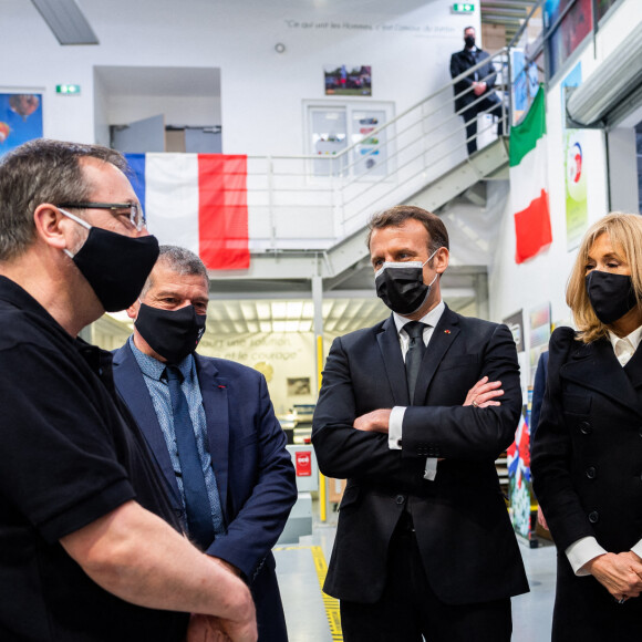 Le président Emmanuel Macron et la première dame Brigitte Macron en visite à l'imprimerie Catalano à Dammartin-en-Goële. Le couple présidentiel a été accueilli par Michel Catalano, ancien otage des frères Kouachi le 9 janvier 2015, et son épouse, Véronique. Le 11 mars 2021. © Romain Gaillard / Pool / Bestimage