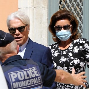 Bernard Tapie et sa femme Dominique Tapie - Mariage civil de Sophie Tapie et Jean-Mathieu Marinetti à la mairie de Saint-Tropez 