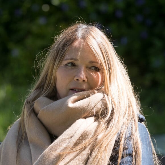 Exclusif - Hélène Rolles - Reprise du tournage de la série "Les Mystères de l'amour" à Cergy-Pontoise (Val d'Oise) après 2 mois d'arrêt dû au confinement en pleine épidémie de Coronavirus Covid-19 le 14 mai 2020.