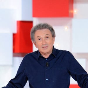 Exclusif - Michel Drucker et sa chienne Izia - Enregistrement de l'émission ' Vivement Dimanche ' au studio Gabriel consacrée aux Chevaliers du fiel le 13 mai 2020 . Diffusion le 24 mai 2020 sur France 2 . A cause de l'épidémie de coronavirus (COVID-19) , l'émission est tournée sans public et n'accueille qu'un seul invité en plateau. © Guillaume Gaffiot / Bestimage