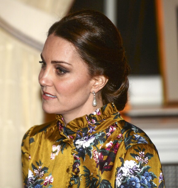 Kate Middleton lors d'un dîner à l'ambassade de Grande-Bretagne à Stockholm, le 30 janvier 2018. La duchesse de Cambridge porte les boucles d'oreilles en perles que Lady Diana a porté à de nombreuses reprises. Elles étaient un cadeau de mariage du bijoutier anglais Collingwood.