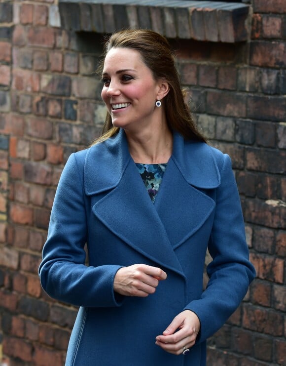 Kate Middleton avec ses boucles d'oreilles en saphirs. Il s'agirait de celles qui ont appartenu à Lady Diana et qui auraient été remises au goût du jour.