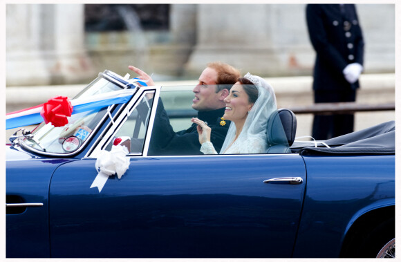 Le prince William, duc de Cambridge, et Kate Catherine Middleton, duchesse de Cambridge, quittent le palais de Buckingham en Aston Martin DB6 Volante, après la réception pour leur mariage. Le 29 avril 2011