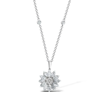 Le nouveau collier Asprey London porté par Kate Middleton pour ses portraits célébrant ses 10 ans de mariage avec le prince William. Avril 2021.