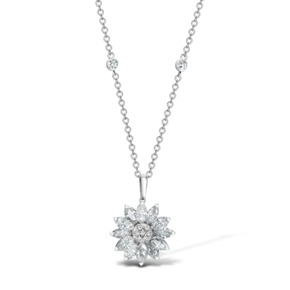 Le nouveau collier Asprey London porté par Kate Middleton pour ses portraits célébrant ses 10 ans de mariage avec le prince William. Avril 2021.