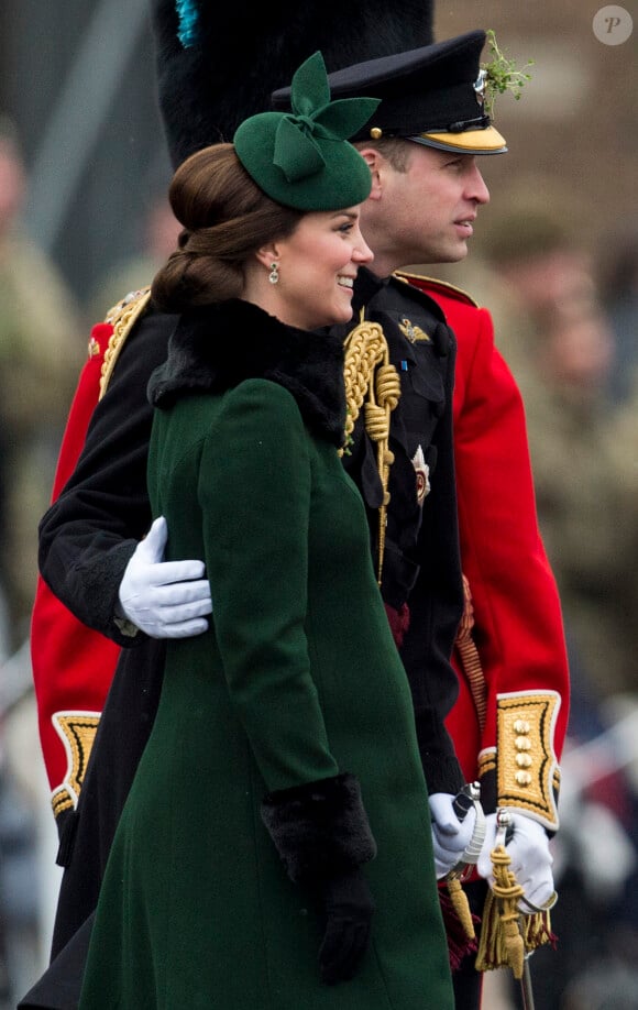 Le prince William et Kate Middleton (enceinte) lors de la parade de la Saint Patrick à Houslow en présence du premier bataillon des gardes irlandais le 17 mars 2018.