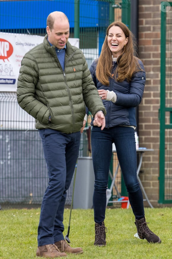 Le prince William, duc de Cambridge, et Catherine (Kate) Middleton, duchesse de Cambridge lors d'une visite au projet "Cheesy Waffles" au centre Belmont Community à Durham, Royaume Uni, le 27 avril 2021.