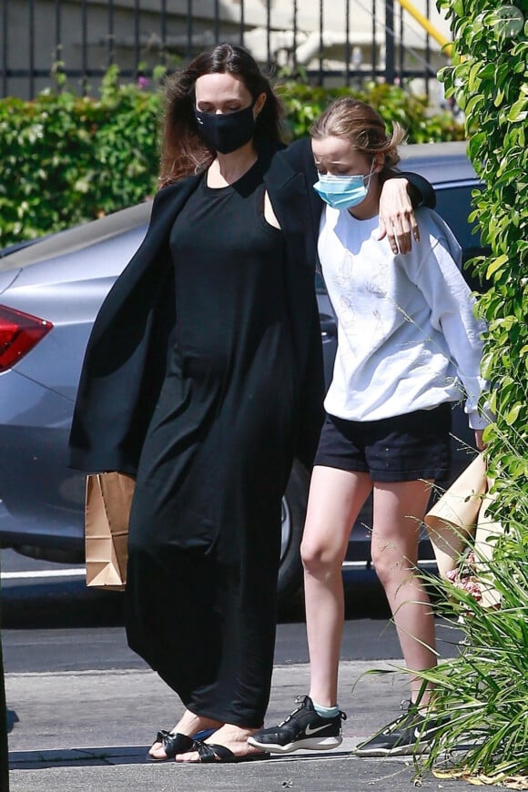 Angelina Jolie et sa fille Vivienne sont allées acheter des fleurs à Los Feliz le 15 avril 2021.