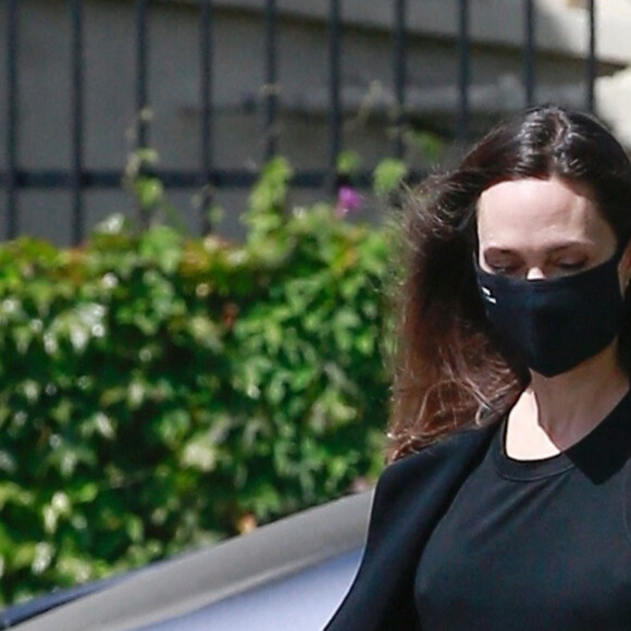 Angelina Jolie et sa fille Vivienne sont allées acheter des fleurs à Los Feliz le 15 avril 2021.