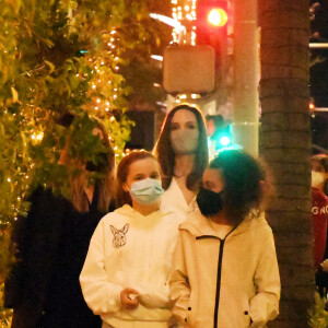 Exclusif - Angelina Jolie et Ellen Pompeo dînnent avec leurs filles Stella et Vivienne au restaurant italien Baldi à Beverly Hills, Los Angeles, Californie, etats-Unis, le 3 mars 2021.