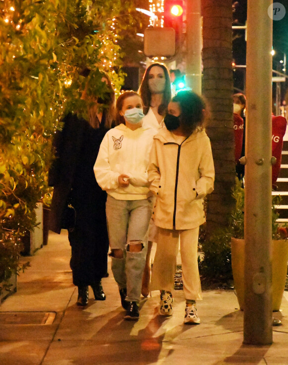 Exclusif - Angelina Jolie et Ellen Pompeo dînnent avec leurs filles Stella et Vivienne au restaurant italien Baldi à Beverly Hills, Los Angeles, Californie, etats-Unis, le 3 mars 2021.