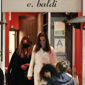 Exclusif - Angelina Jolie et Ellen Pompeo dînnent avec leurs filles Stella et Vivienne au restaurant italien Baldi à Beverly Hills, Los Angeles, Californie, etats-Unis, le 3 mars 2021.