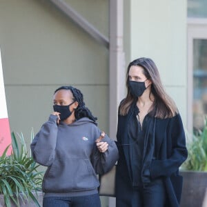 Exclusif - Angelina Jolie et sa fille Zahara Jolie-Pitt s'offrent une journée shopping mère fille à Los Angeles le 16 janvier 2021.