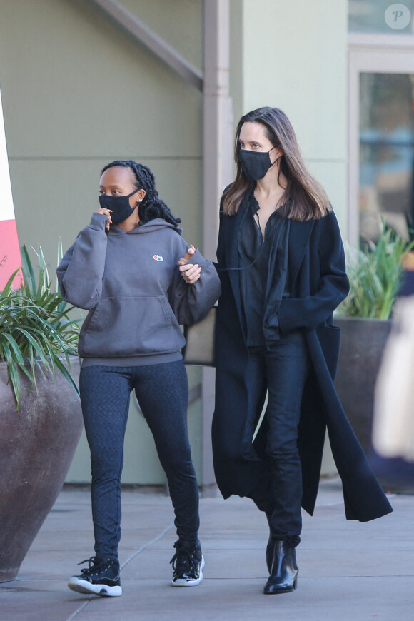 Exclusif - Angelina Jolie et sa fille Zahara Jolie-Pitt s'offrent une journée shopping mère fille à Los Angeles le 16 janvier 2021.