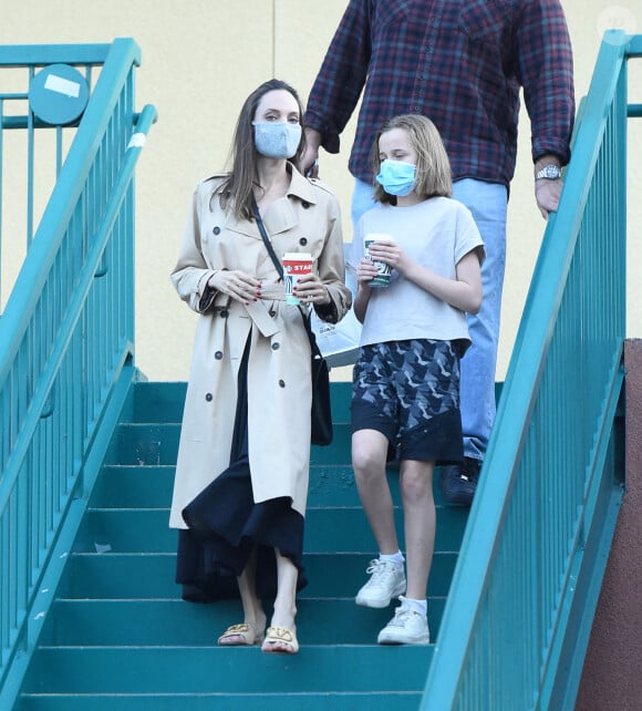 Exclusif - Angelina Jolie et sa fille Vivienne font du shopping et prennent des boissons à emporter à Los Angeles le 9 novembre 2020.