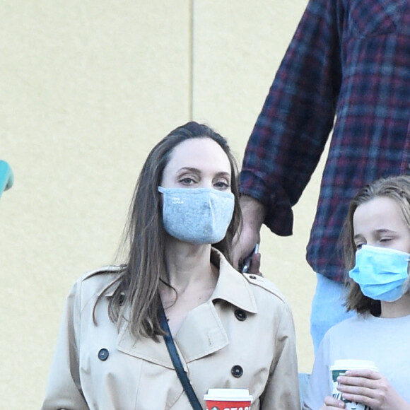 Exclusif - Angelina Jolie et sa fille Vivienne font du shopping et prennent des boissons à emporter à Los Angeles le 9 novembre 2020.