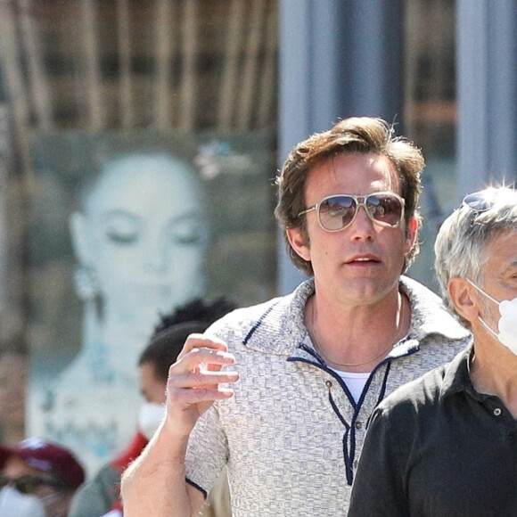 Exclusif - Ben Affleck et George Clooney sont sur le tournage du film "The tender bar" à Ipswich le 14 avril 2021.