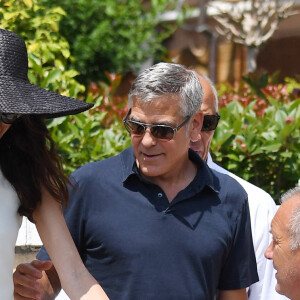 George Clooney et sa femme Amal Clooney sortent de leur hôtel, et prennent un bateau taxi pour se rendre dans un héliport de Venise, Italie, le 27 juin 2019.