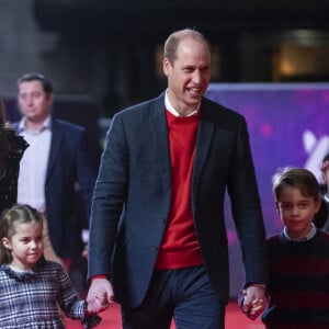 Info - Le prince William, duc de Cambridge et Kate Middleton, duchesse de Cambridge fêtent leur 10 ans de mariage le 29 avril - Le prince William, duc de Cambridge, et Catherine (Kate) Middleton, duchesse de Cambridge, avec leurs enfants le prince George, la princesse Charlotte et le prince Louis ont assisté à un spectacle donné en l'honneur des personnes qui ont été mobilisées pendant la pandémie au Palladium à Londres, Royaume Uni, le 11 décembre 2020.