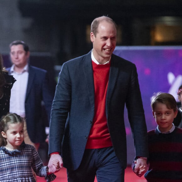 Info - Le prince William, duc de Cambridge et Kate Middleton, duchesse de Cambridge fêtent leur 10 ans de mariage le 29 avril - Le prince William, duc de Cambridge, et Catherine (Kate) Middleton, duchesse de Cambridge, avec leurs enfants le prince George, la princesse Charlotte et le prince Louis ont assisté à un spectacle donné en l'honneur des personnes qui ont été mobilisées pendant la pandémie au Palladium à Londres, Royaume Uni, le 11 décembre 2020.