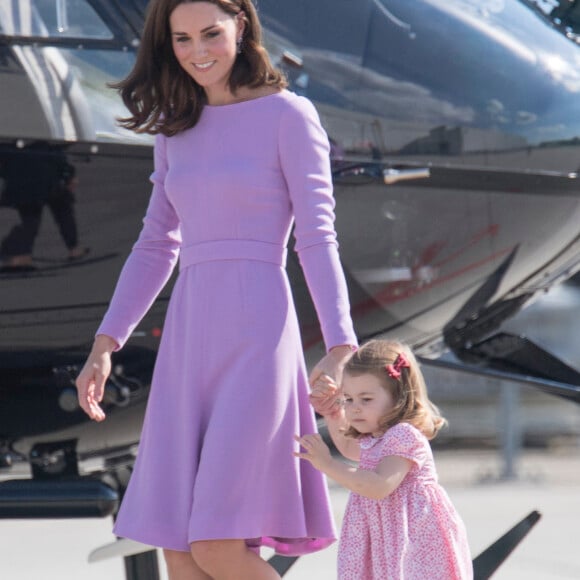 Catherine Kate Middleton, duchesse de Cambridge et sa fille la princesse Charlotte de Cambridge en visite à l'usine Airbus à Hambourg, le 21 juillet 2017, avant de prendre leur avion à la fin de leur visite officielle en Allemagne. 