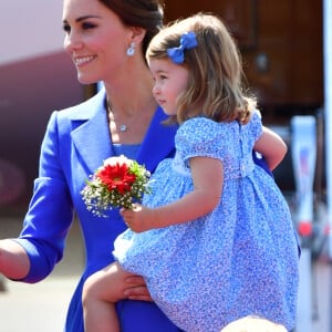 Catherine Kate Middleton, duchesse de Cambridge et sa fille la princesse Charlotte de Cambridge - Le couple princier d'Angleterre et leurs enfants à leur arrivée à l'aéroport de Berlin-Tegel à Berlin, le 19 juillet 2017, lors de leur visite officielle de 3 jours en Allemagne.