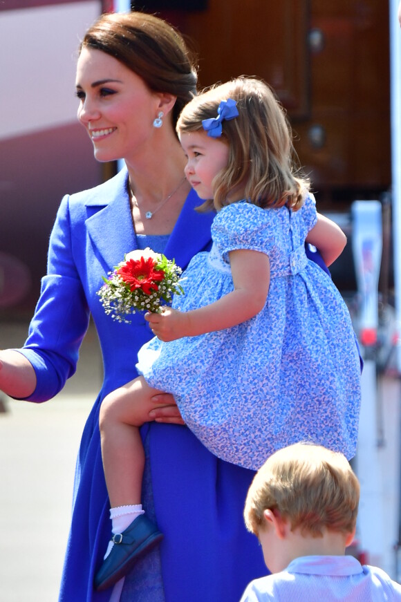 Catherine Kate Middleton, duchesse de Cambridge et sa fille la princesse Charlotte de Cambridge - Le couple princier d'Angleterre et leurs enfants à leur arrivée à l'aéroport de Berlin-Tegel à Berlin, le 19 juillet 2017, lors de leur visite officielle de 3 jours en Allemagne.