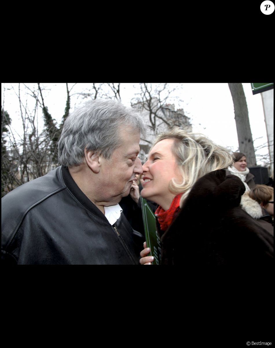 Guy Carlier et son épouse, Josephine Dard - Inauguration du jardin Frederic Dard situé sur la Butte Montmartre dans le 18eme arrondissement de Paris par Daniel Vaillant et Christophe Girard, adjoint à la culture.