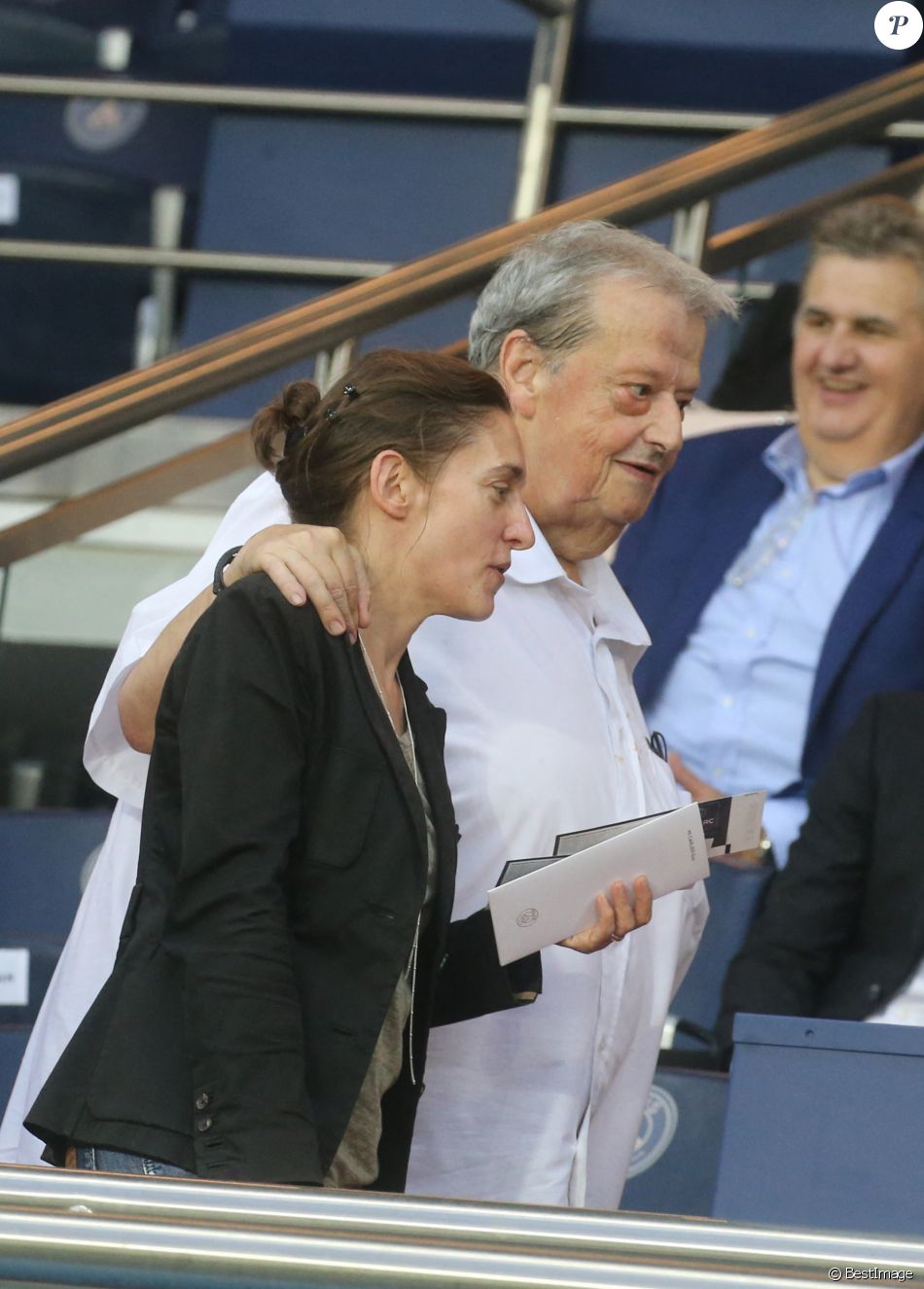 Guy Carlier et sa compagne - People au match de foot PSG - Saint-Etienne au Parc des Princes à Paris le 25 Août 2017. Victoire du PSG 3 à 0