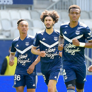 JOIE - FAIR PLAY - 36 SEKOU MARA (BOR) - 19 YACINE ADLI (BOR) - Match de football Bordeaux Vs Rennes Ligue 1 Uber Eats à Bordeaux le 2 mai 2021 © Christophe Saidi / Panoramic / Bestimage