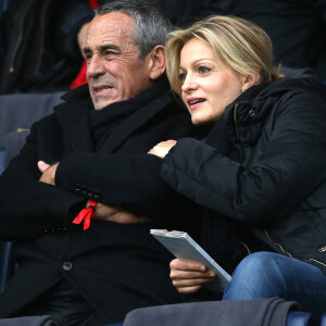 Thierry Ardisson et sa femme Audrey Crespo-Mara - People au match de Ligue 1 PSG - Reims lors de la 27ème journée au Parc des Princes à Paris, le 20 février 2016.