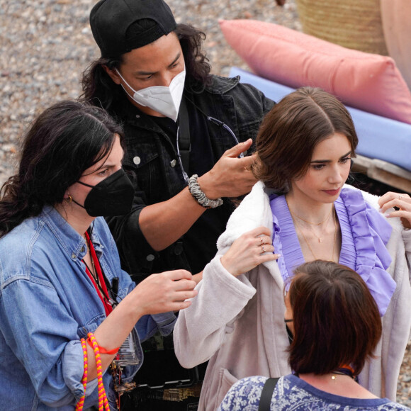 Lily Collins tourne une scène de la série "Emily in Paris" à Saint-Jean-Cap-Ferrat, le 4 mai 2021.