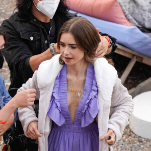 Lily Collins tourne une scène de la série "Emily in Paris" à Saint-Jean-Cap-Ferrat, le 4 mai 2021.