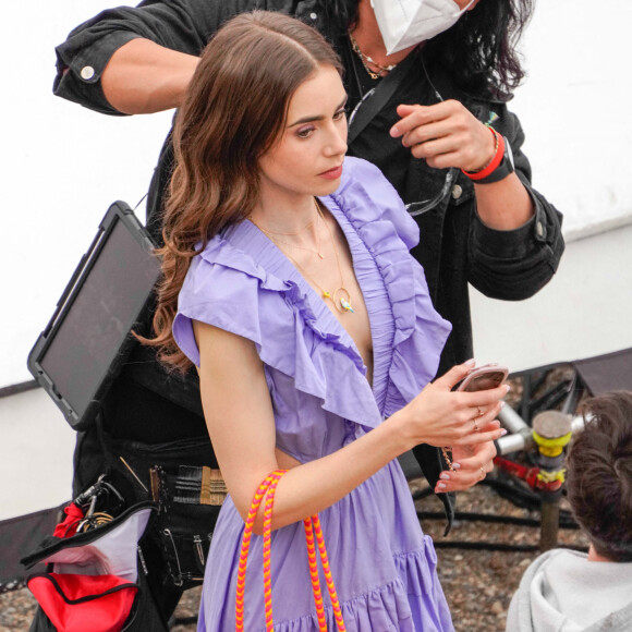 Lily Collins tourne une scène de la série "Emily in Paris" à Saint-Jean-Cap-Ferrat, le 4 mai 2021.