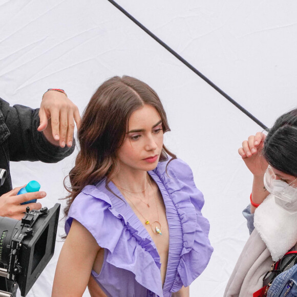 Lily Collins tourne une scène de la série "Emily in Paris" à Saint-Jean-Cap-Ferrat, le 4 mai 2021.