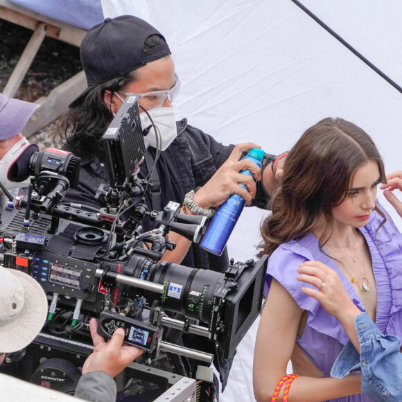 Lily Collins tourne une scène de la série "Emily in Paris" à Saint-Jean-Cap-Ferrat, le 4 mai 2021.