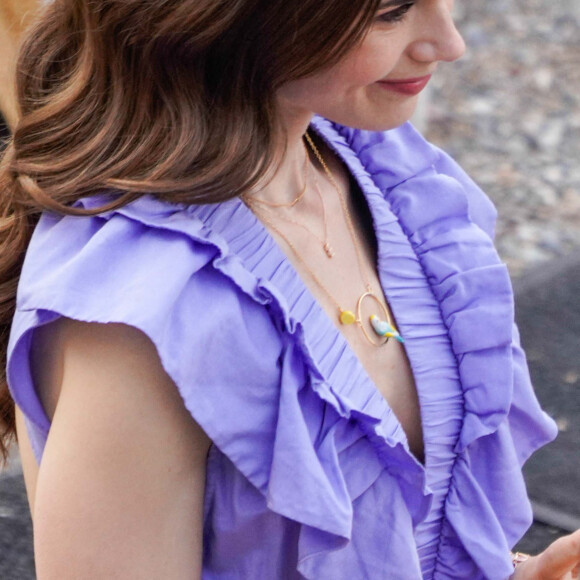 Lily Collins tourne une scène de la série "Emily in Paris" à Saint-Jean-Cap-Ferrat, le 4 mai 2021.