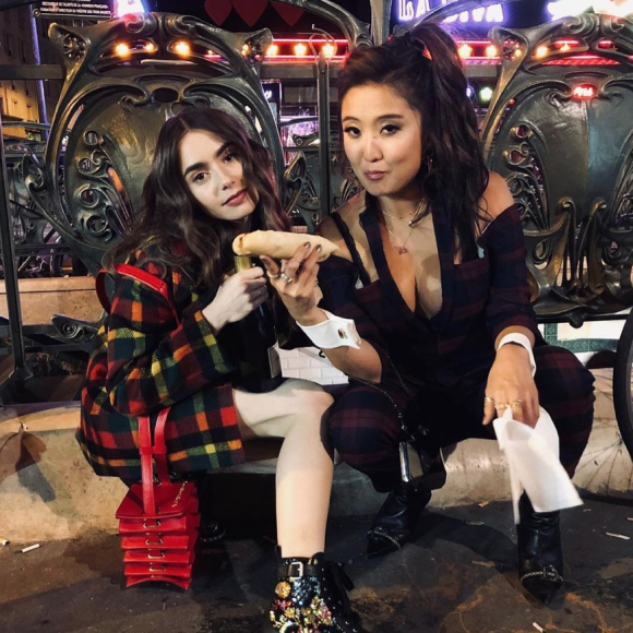 Lily Collins et Ashley Park dans "Emily In Paris". Février 2021.
