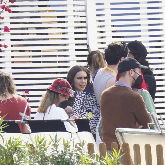Lily Collins tourne une scène de la série "Emily in Paris" à Saint-Jean-Cap-Ferrat, le 4 mai 2021.