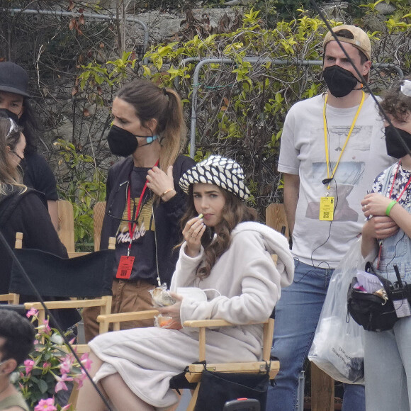 Lily Collins tourne une scène de la série "Emily in Paris" à Saint-Jean-Cap-Ferrat, le 4 mai 2021.