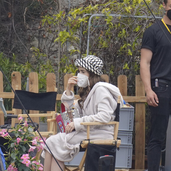 Lily Collins tourne une scène de la série "Emily in Paris" à Saint-Jean-Cap-Ferrat, le 4 mai 2021.
