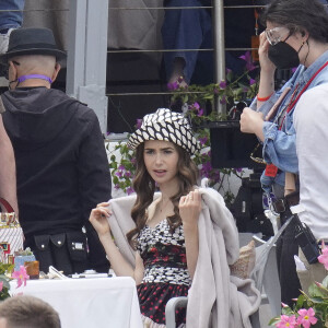 Lily Collins tourne une scène de la série "Emily in Paris" à Saint-Jean-Cap-Ferrat, le 4 mai 2021.