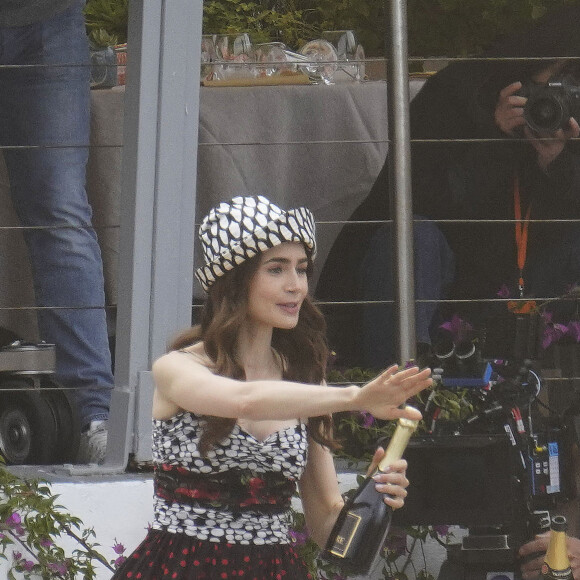 Lily Collins tourne une scène de la série "Emily in Paris" à Saint-Jean-Cap-Ferrat, le 4 mai 2021.