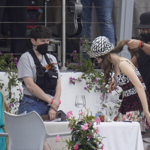 Lily Collins tourne une scène de la série "Emily in Paris" à Saint-Jean-Cap-Ferrat, le 4 mai 2021.