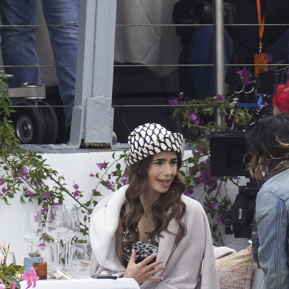 Lily Collins tourne une scène de la série "Emily in Paris" à Saint-Jean-Cap-Ferrat, le 4 mai 2021.
